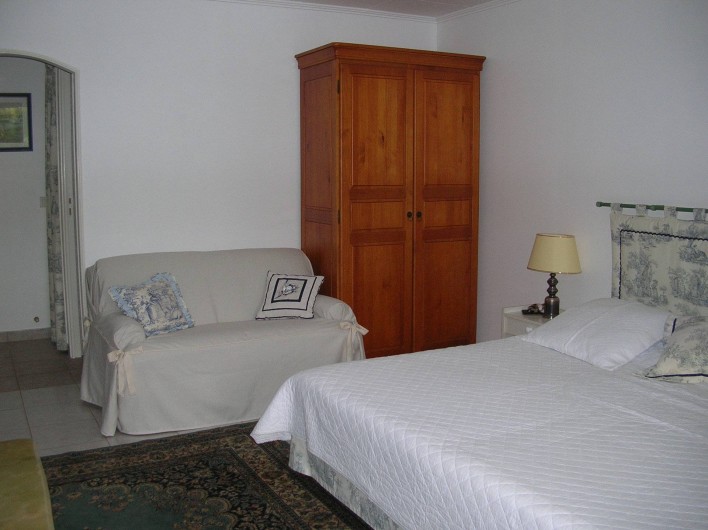 Location de vacances - Appartement à Sainte-Maxime - chambre 1 armoire et petit canapé