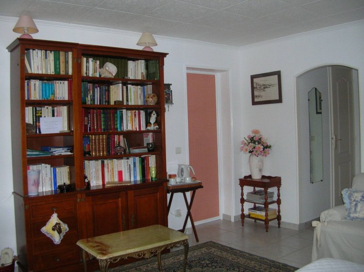 Location de vacances - Appartement à Sainte-Maxime - bibliothèque  dans chambre 1 . Entrée vers toilette séparée et salle d'eau