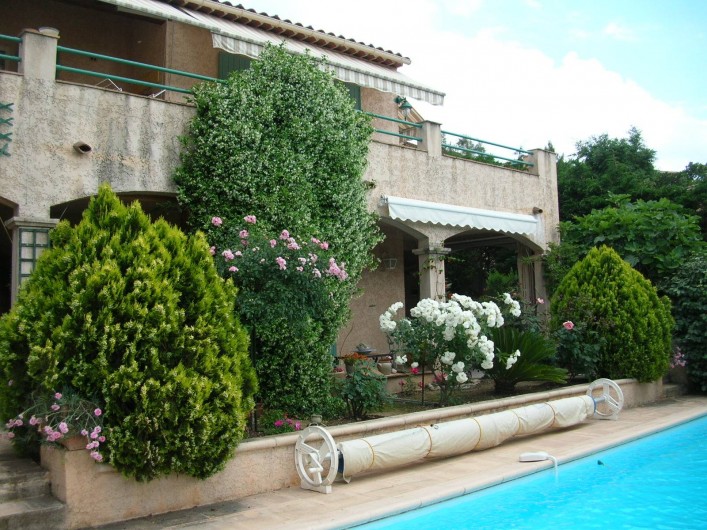 Location de vacances - Appartement à Sainte-Maxime - Terrasse devant la piscine