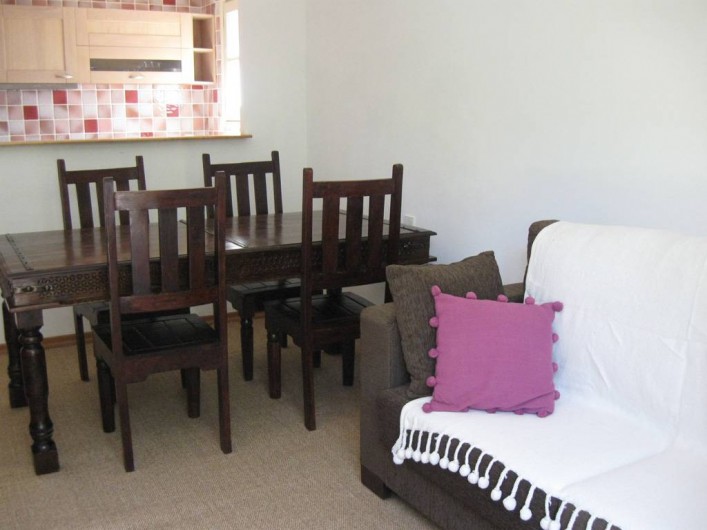 Location de vacances - Appartement à Gattières - Séjour avec canapé-lit et table à manger