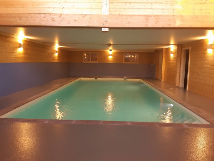 Location de vacances - Chambre d'hôtes à Septmoncel - Aux Brimbelles piscine intérieure 10m x 5m