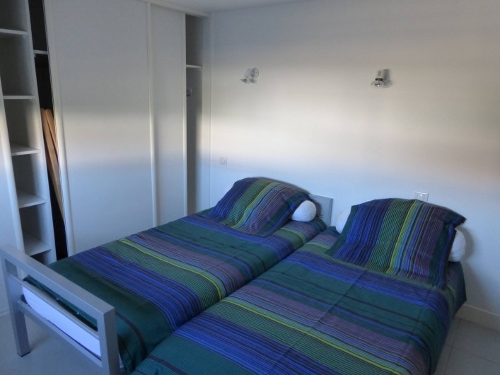 Location de vacances - Appartement à Soorts-Hossegor - appartement n°1: chambre  à 2 lits exposition Est ouvrant sur salle de douche