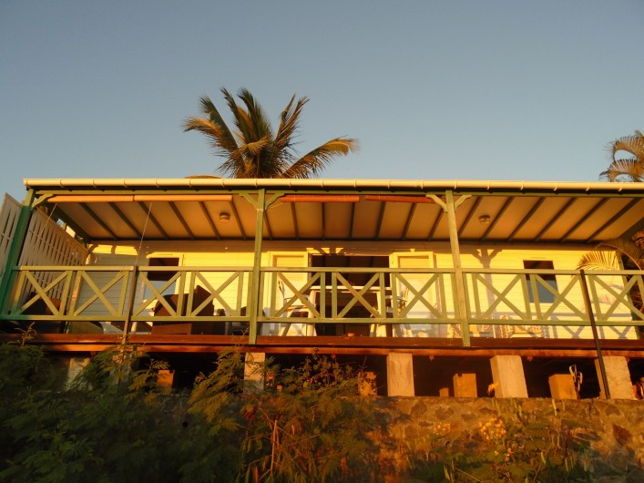 Location de vacances - Chalet à Saint-Leu - Vue exterieur au coucher de soleil