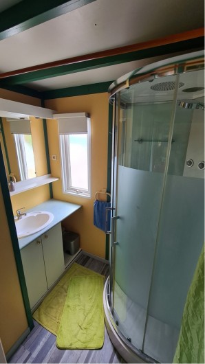 Location de vacances - Chalet à Saint-Leu - salle de bain avec cabine douche vue jardin
