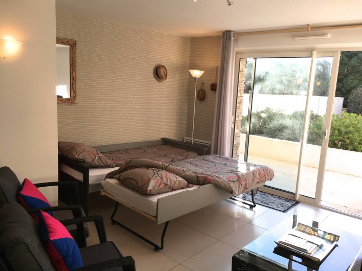 Location de vacances - Appartement à Sanary-sur-Mer - CAP SUD - le canapé du salon avec 2 lits ouverts