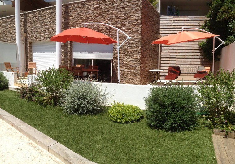 Location de vacances - Appartement à Sanary-sur-Mer - CAP SUD - La terrasse (36 m2) avec table 6 personnes, transats