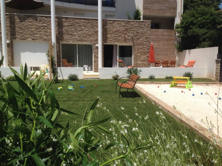 Location de vacances - Appartement à Sanary-sur-Mer - CAP SUD - deux baies vitrées s'ouvrent sur la terrasse et le jardin privatif