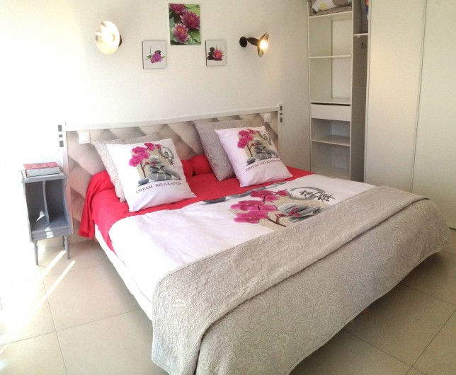 Location de vacances - Appartement à Sanary-sur-Mer - CAP SUD - La chambre ouvrant sur la terrasse. Linge de lit fourni.