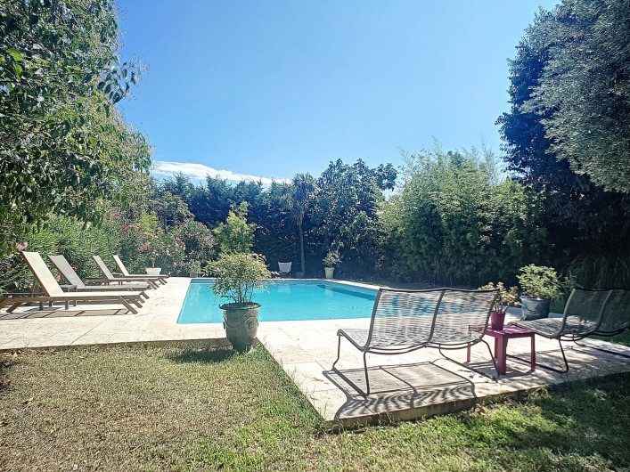 Location de vacances - Gîte à Roujan - Piscine avec chaises longues.