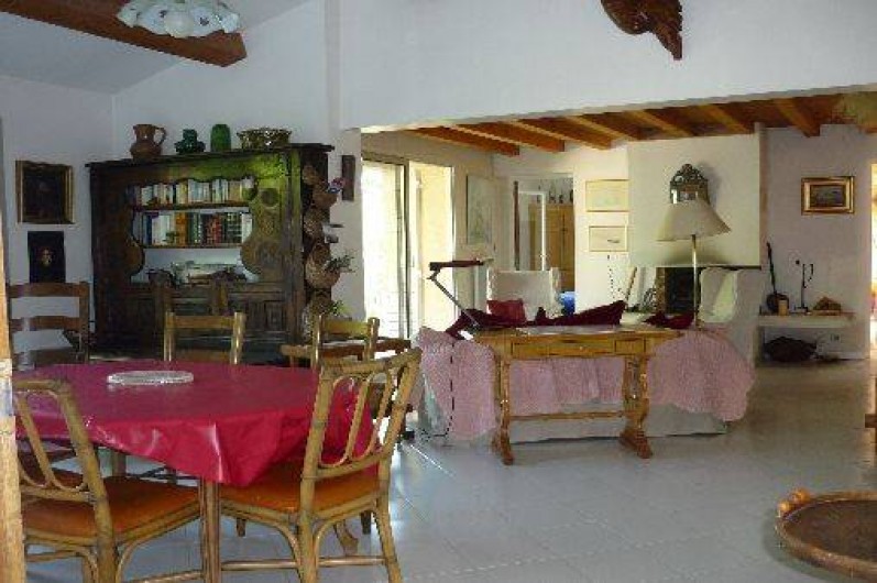 Location de vacances - Mas à L'Isle-sur-la-Sorgue - Séjour : table 8 personnes, bahut breton, au fond salon, canapé et fauteuils 