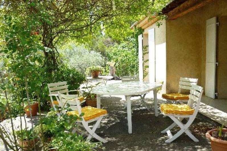 Location de vacances - Mas à L'Isle-sur-la-Sorgue - Salon de jardin sous la tonnelle avec vue sur la pelouse 