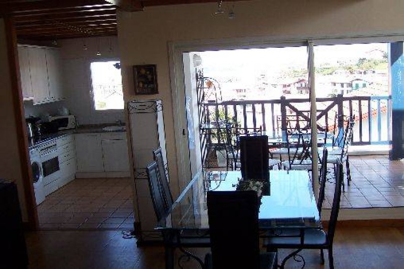 Location de vacances - Maison - Villa à Urrugne - salle à manger. Vue cuisine terrasse rez de chaussée