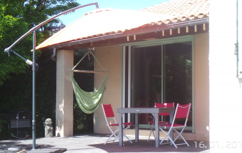 Location de vacances - Gîte à Mane - une partie de la terrasse surélevée    table avec rallonge