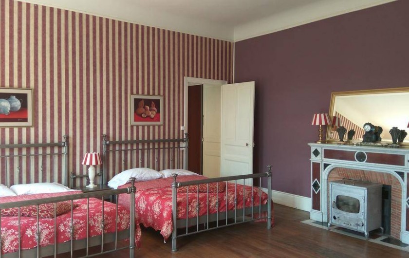 Location de vacances - Chambre d'hôtes à Bessines-sur-Gartempe - Chambre de Aubergine  3 beds 5 person room ,baby bed  Poêle à bois, 140 euros