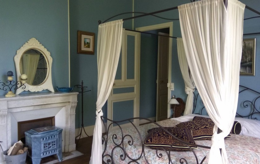 Location de vacances - Chambre d'hôtes à Bessines-sur-Gartempe - Chambre Bleue  2 beds  ,  Poêle à bois  2 pers 95 ,  3 pers. 110 euros