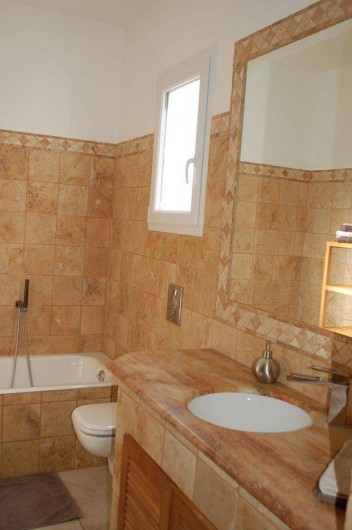Location de vacances - Villa à Bargemon - Salle de bain en marbre (Bain, douche, wc, lavabo).
