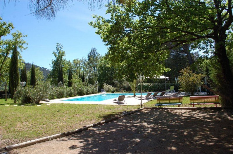 Location de vacances - Villa à Bargemon - Terrain de boules donnant directement sur piscine
