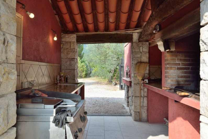 Location de vacances - Villa à Bargemon - Coin barbecue, four à pizzas, évier, petit réfrigérateur, plans de travail
