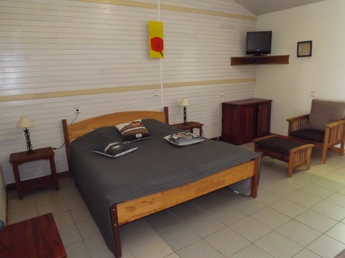 Location de vacances - Chambre d'hôtes à Lacanau - Grande chambre avec un lit double et un lit simple