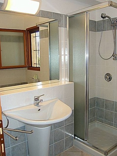 Location de vacances - Appartement à Lumio - Salle de bain avec douche