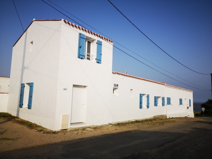 Location de vacances - Maison - Villa à Noirmoutier-en-l'Île - 2 Maisons coté impasse, la  mer a droite de la photo