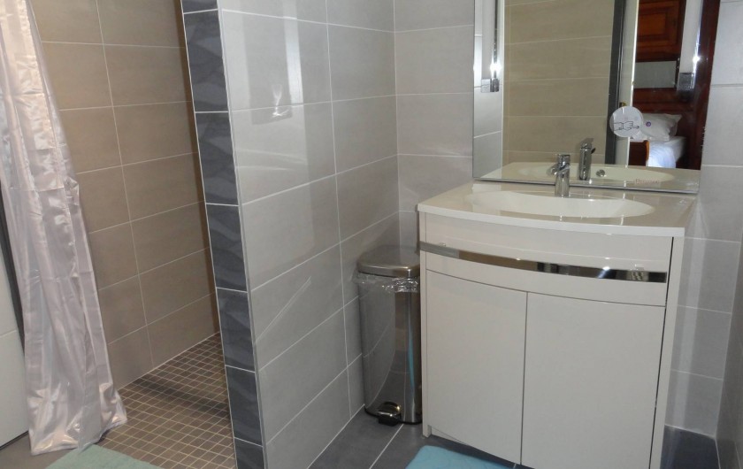Location de vacances - Maison - Villa à Vessey - salle de douche RDC - accessible handicapé avec ouverture directe sur chambre