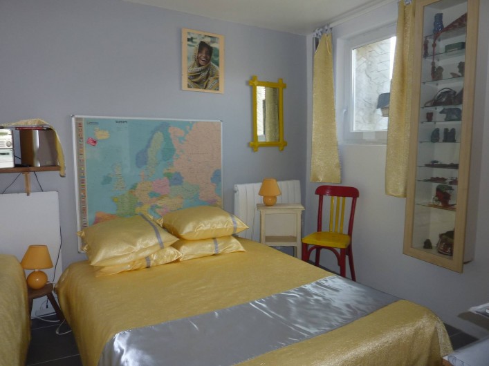 Location de vacances - Chambre d'hôtes à Aubin - Au niveau inferieur la chambre N°2 ( lit double de140+ lit simple) TV, douche WC