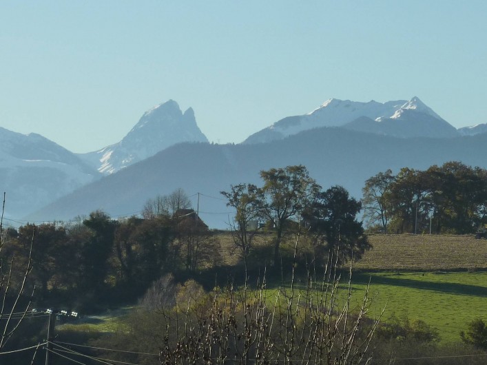 Location de vacances - Chambre d'hôtes à Aubin - Vue des Pyrénées et son Pic du midi d'Ossau