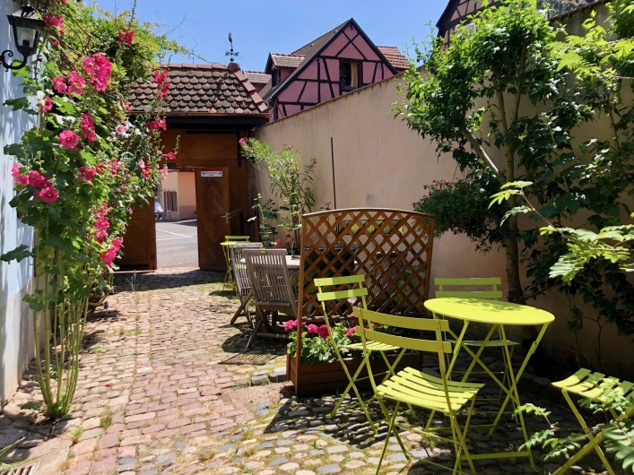 Location de vacances - Gîte à Ribeauville - Vous apprécierez le jardin intimiste très fleuri, chants des oiseaux...