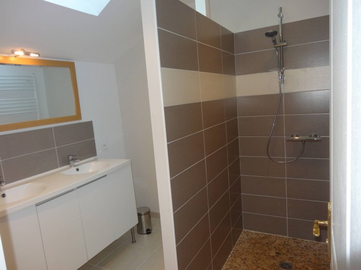 Location de vacances - Gîte à Paluel - Salle de bain du rez-de-chaussée avec grande douche à l'italienne