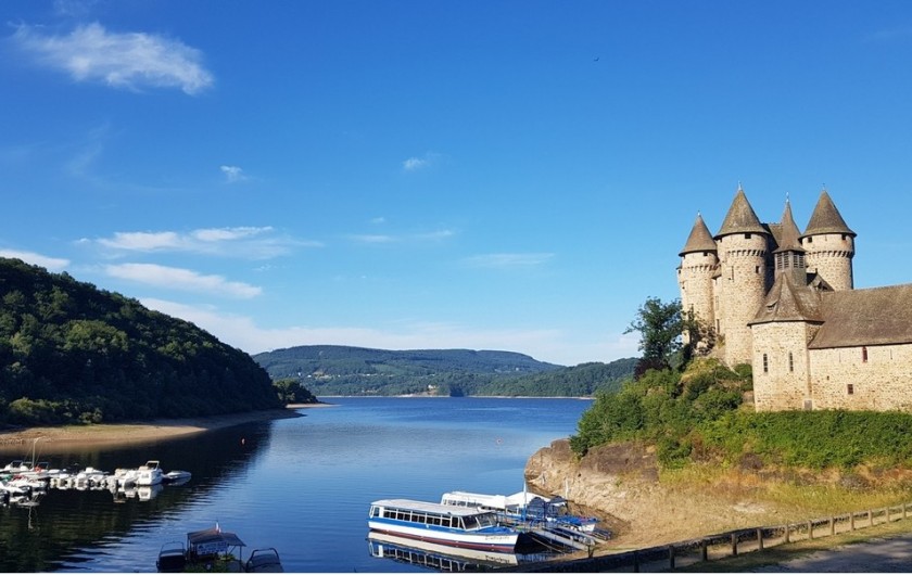 Location de vacances - Chalet à Chastreix - Lac de Bort-les-Orgues et le château de Val à 28 km