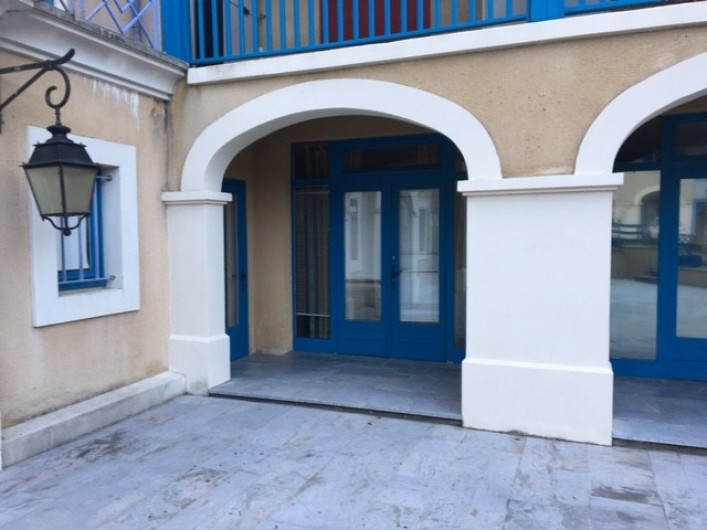Location de vacances - Appartement à Sainte-Marie de Campan - Porte fenêtre donnant sur la place.