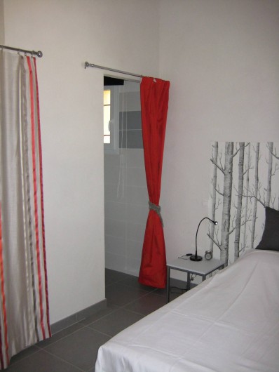 Location de vacances - Appartement à Sartène - Accès de la chambre 3 à la salle de bain privative
