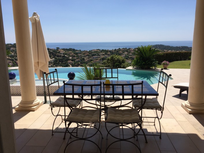 Location de vacances - Villa à Sainte-Maxime - TABLE EXTERIEUR DEVANT CUISINE