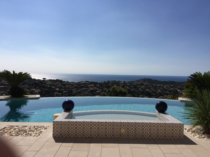 Location de vacances - Villa à Sainte-Maxime - PETIT BASSIN QUI SE DEVERSE DANS PISCINE A DEBORDEMENT