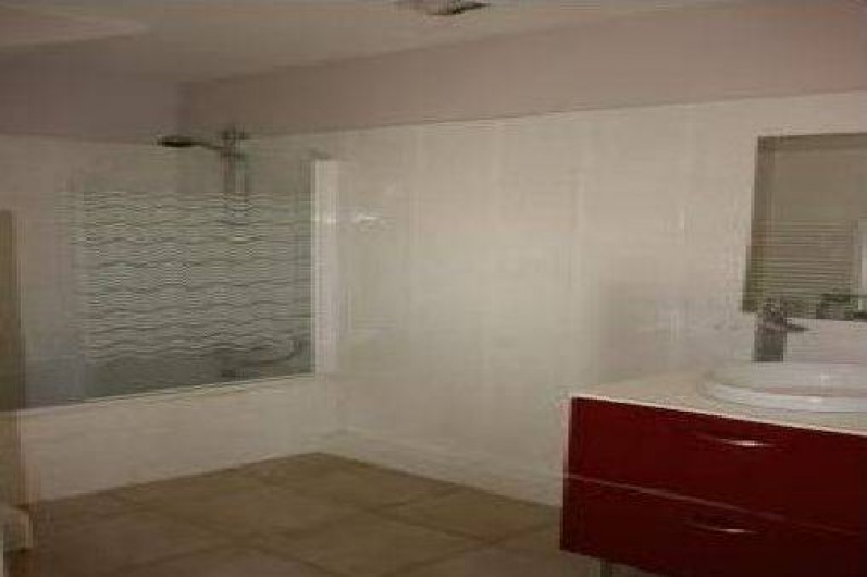 Location de vacances - Appartement à Hyères - salle de bain avec baignoire