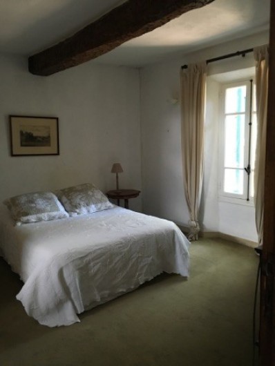 Location de vacances - Mas à Grasse - Chambre N°2 du premier avec sa salle de douche privative et wc.