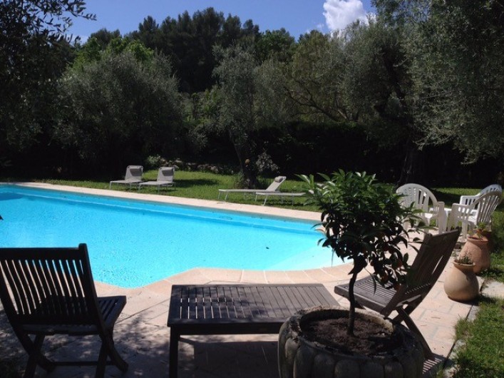Location de vacances - Mas à Grasse - Terrasses autour de la piscine.