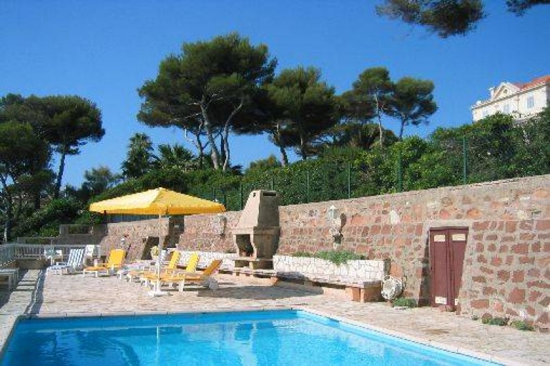 Location de vacances - Villa à Saint-Raphaël - terrasse avec  piscine,  relax tables chaises parasol frigo douche solaire