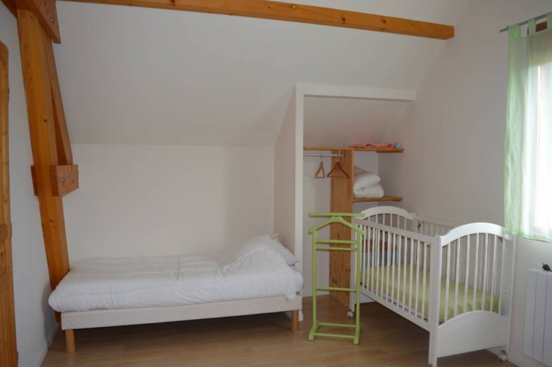 Location de vacances - Chalet à Saint-Hilaire - Grande chambre à  l'étage avec un lit double, un lit simple et un lit bébé
