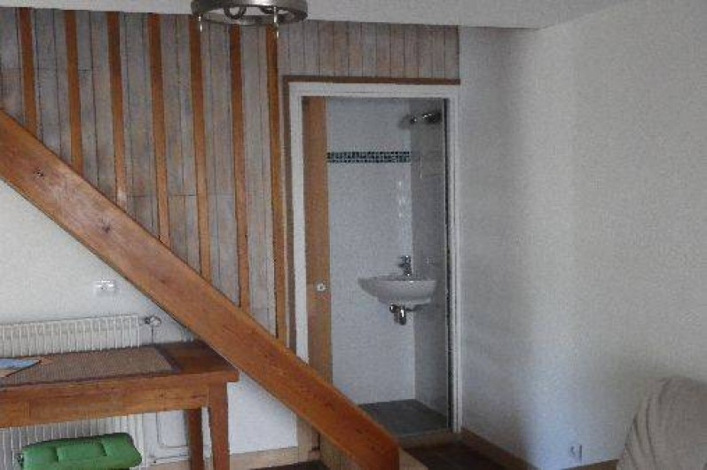 Location de vacances - Appartement à La Rochelle - porte coulissante wc et escalier vers l'étage.