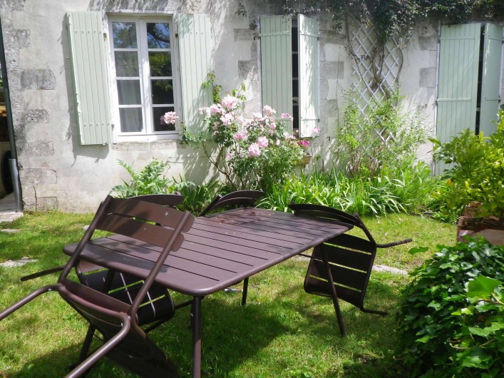 Location de vacances - Appartement à La Rochelle - table et chaises à disposition.