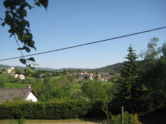 Location de vacances - Chalet à Le Malzieu-Ville - vue de la terrasse sur le Malzieu -ville