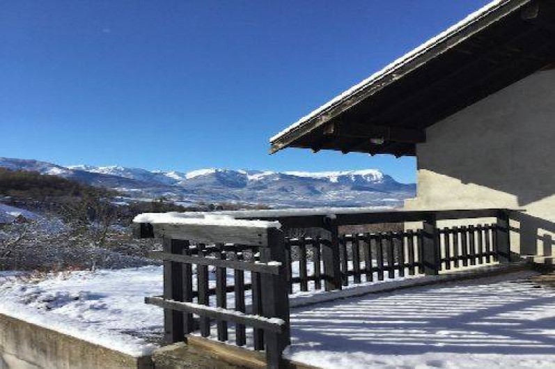 Location de vacances - Villa à Embrun - En hiver, vue sur les montagnes enneigées depuis la terrasse.