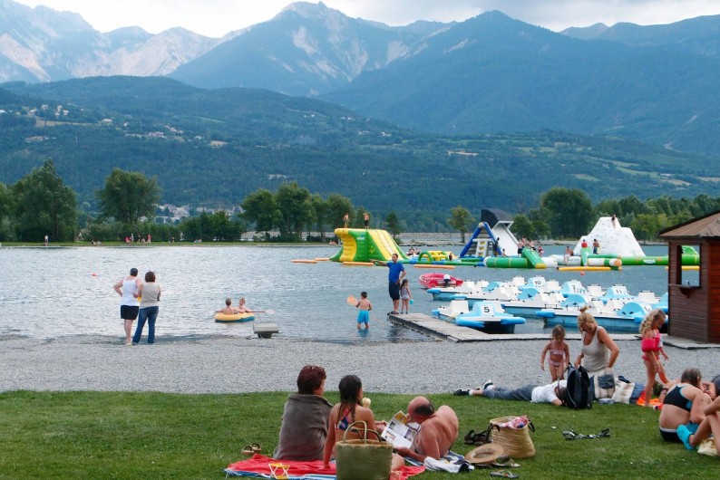 Location de vacances - Villa à Embrun - Plan d'eau sur le lac d'Embrun: baignade, pédalos, jeux; surveillé en été