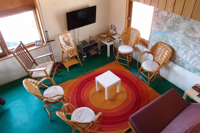 Location de vacances - Villa à Embrun - Le salon vu de la chambre en mezzanine (TV-TNT, lecteur DVD ...)
