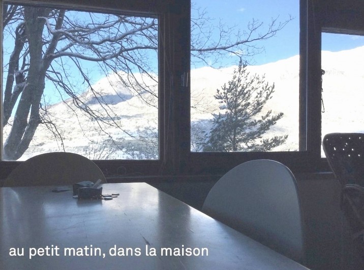 Location de vacances - Villa à Embrun - Au petit matin en hiver,  les montagnes enneigées vues du séjour