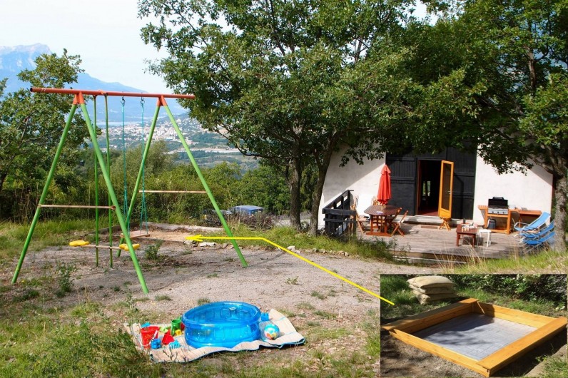Location de vacances - Villa à Embrun - Coin de jeux pour les enfants, 20m au dessus de la terrasse.