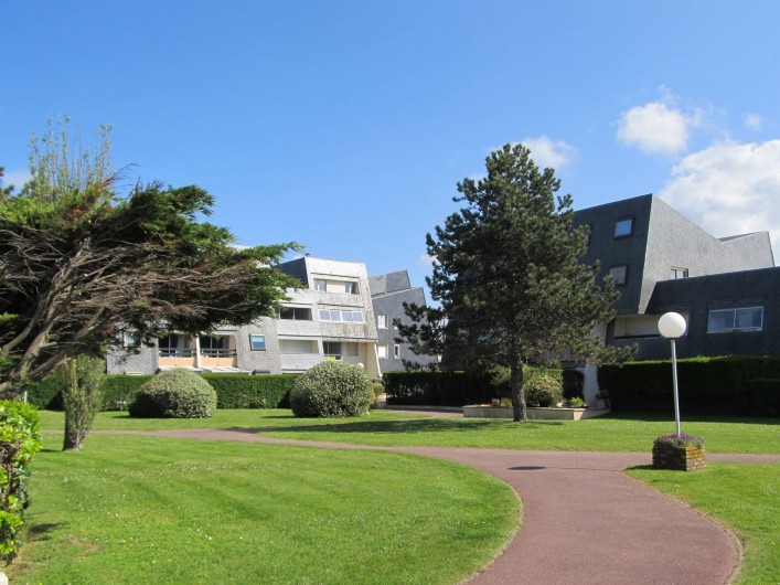 Location de vacances - Appartement à Bernières-sur-Mer - Extérieur résidence