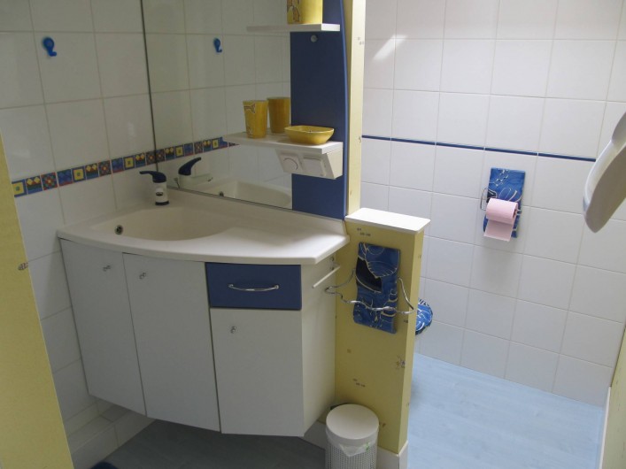 Location de vacances - Appartement à Bernières-sur-Mer - Salle de douche 1er étage avec coin WC